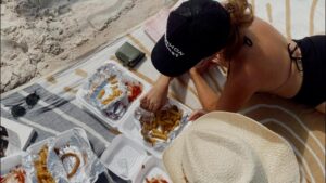 Un moment d’évasion entre filles sur une plage paradisiaque…
