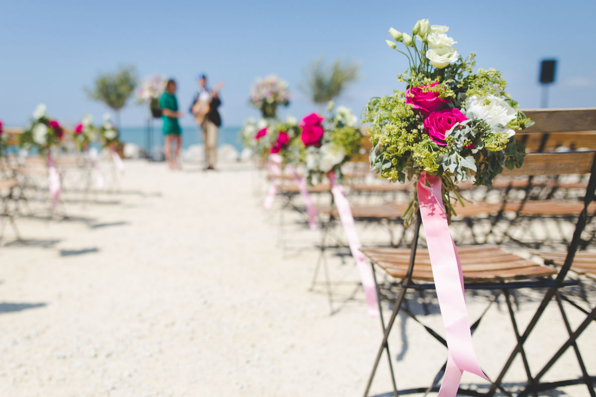 Les accessoires incontournables pour un mariage estival