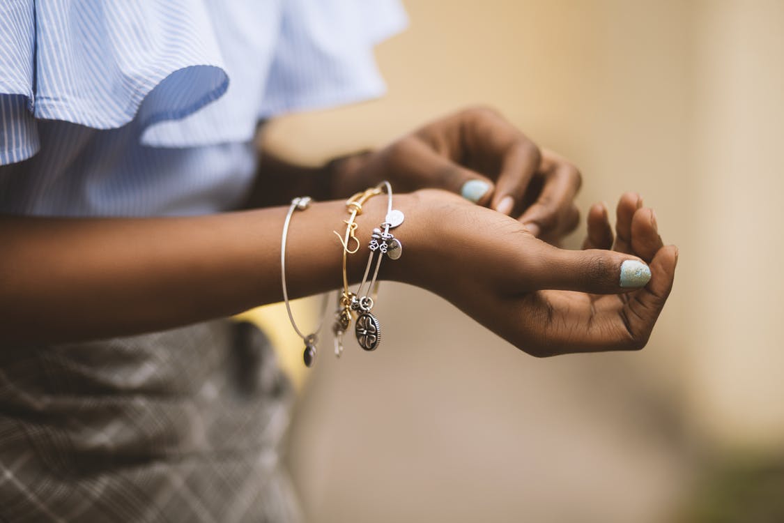 Les bijoux fantaisie, les accessoires féminins mode à adopter au quotidien !