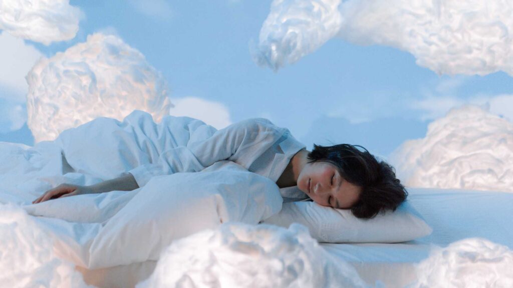 femme en plein sommeil entouré de nuage