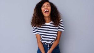 femme en fou rire