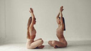 deux femmes faisant du yoga