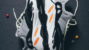 Paire de Yeezy 700