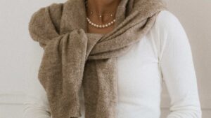 Femme avec un pull au tour du cou
