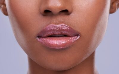 Berry Lips & Cyber Eyes : les grandes tendances maquillage 2025