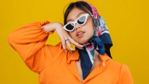 Femme en tenue coloré